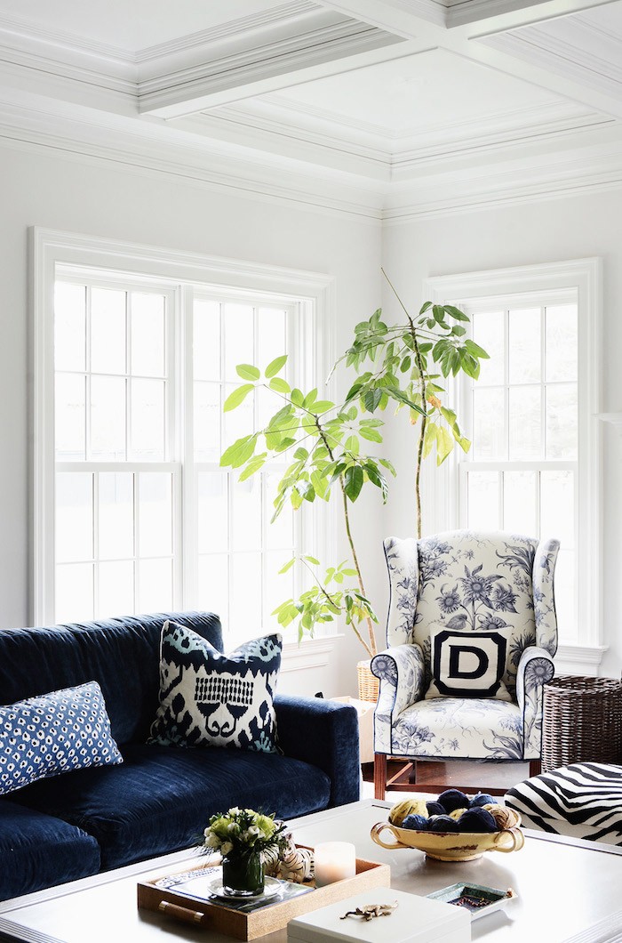 25 Stunning Living Rooms with Blue Velvet Sofas