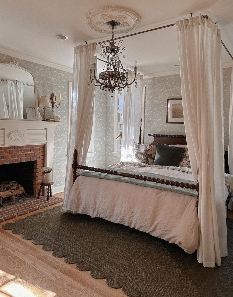 7 Beautiful Canopy Bed Curtain Ideas