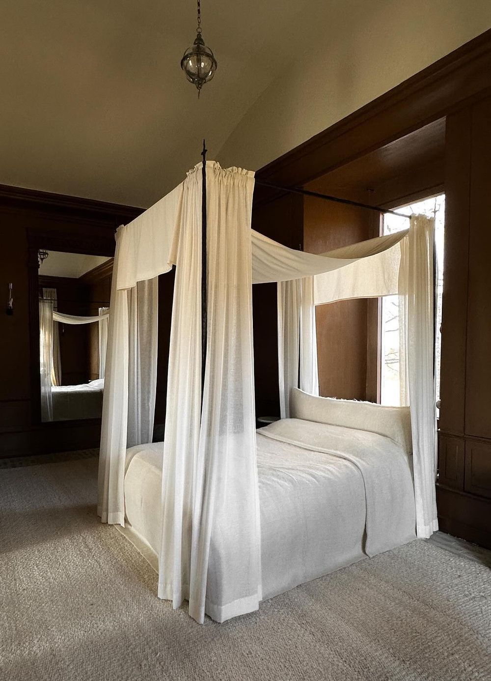 Dream canopy bed with white curtains 