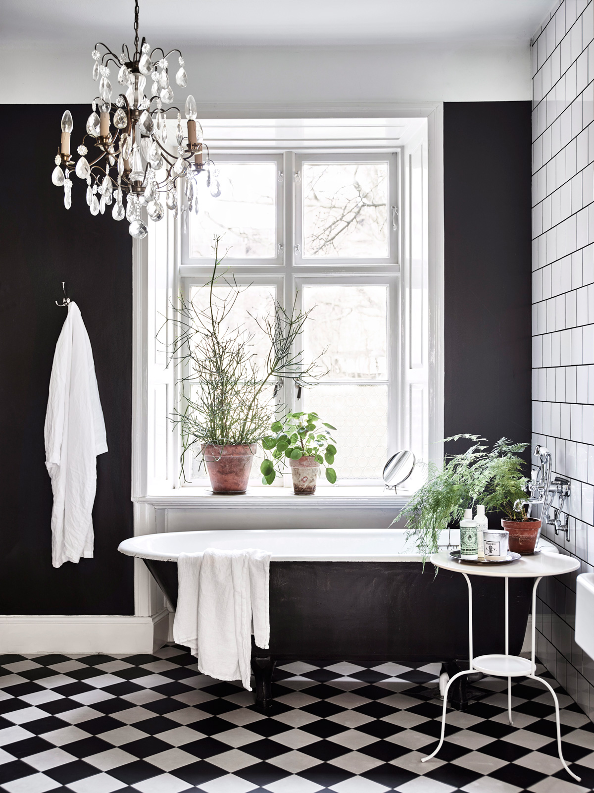 28 Ideas For Black Wall Interiors How To Style Them