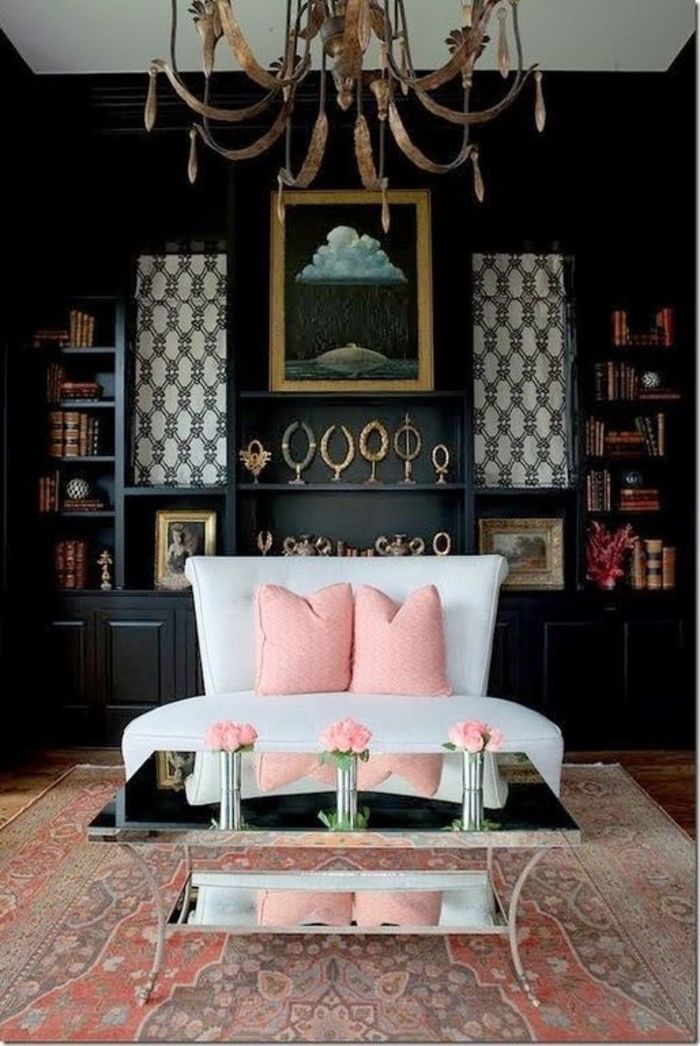 Intérieur du mur noir. Tapis rose blush