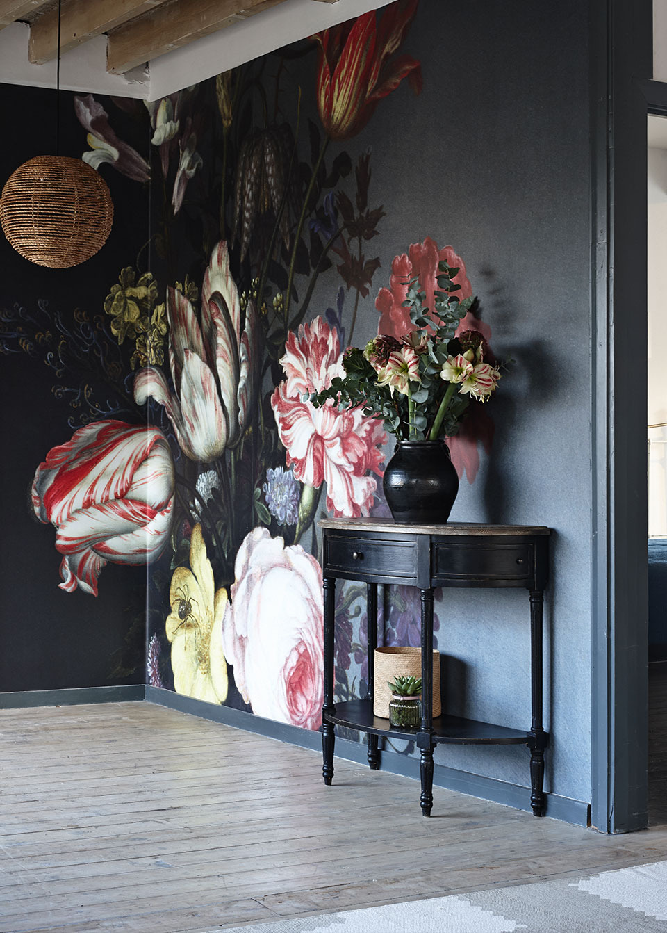 Mur noir intérieur toile pour une peinture murale florale