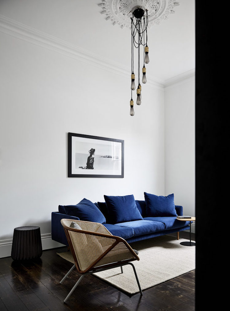 Living Rooms With Blue Velvet Sofas, What To Pair With Blue Velvet Sofa
