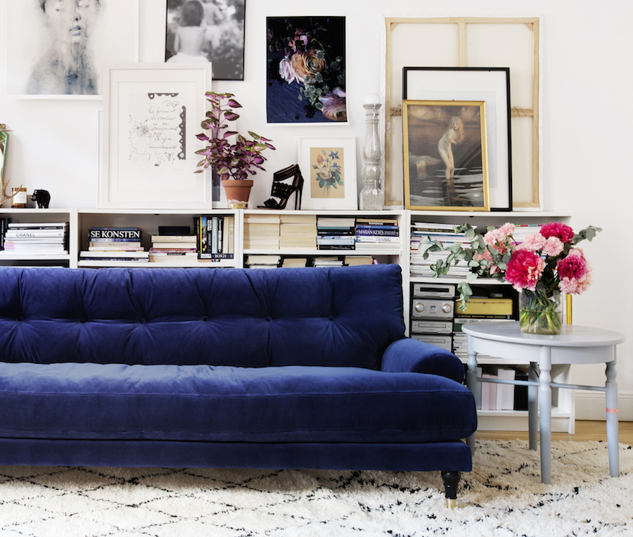 Living Rooms With Blue Velvet Sofas, What Goes With Blue Velvet Sofa