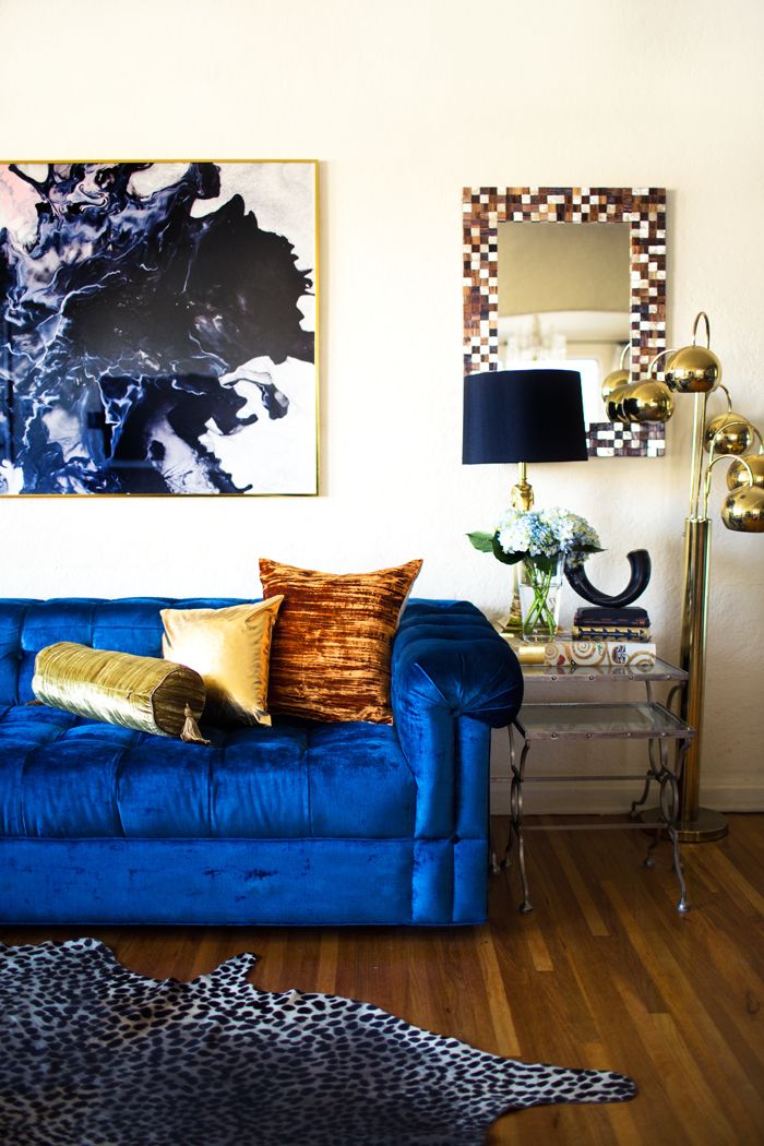 Living Rooms With Blue Velvet Sofas, What Color Rug Goes With A Blue Sofa