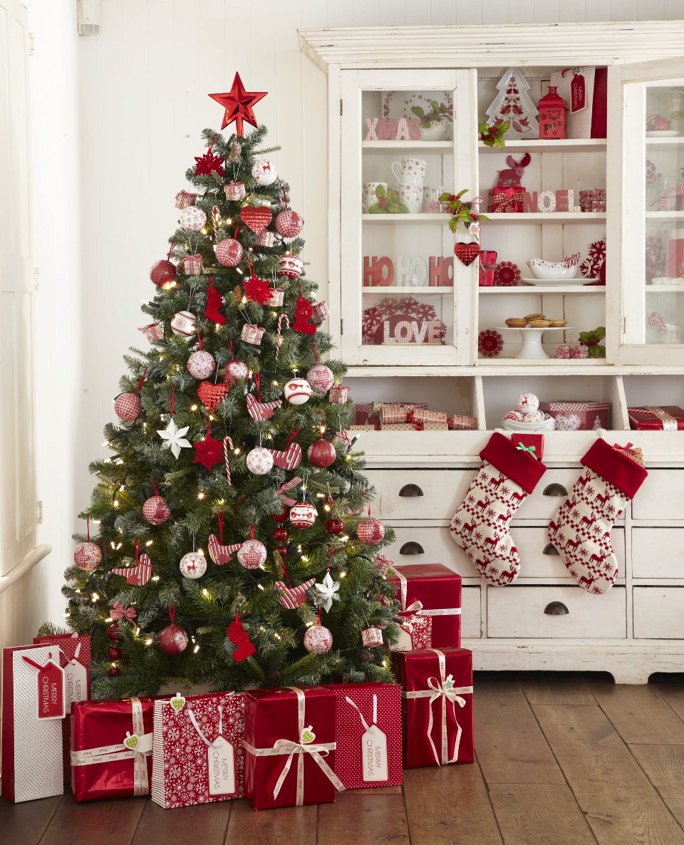 Red Star Christmas Tree via Selina Lake