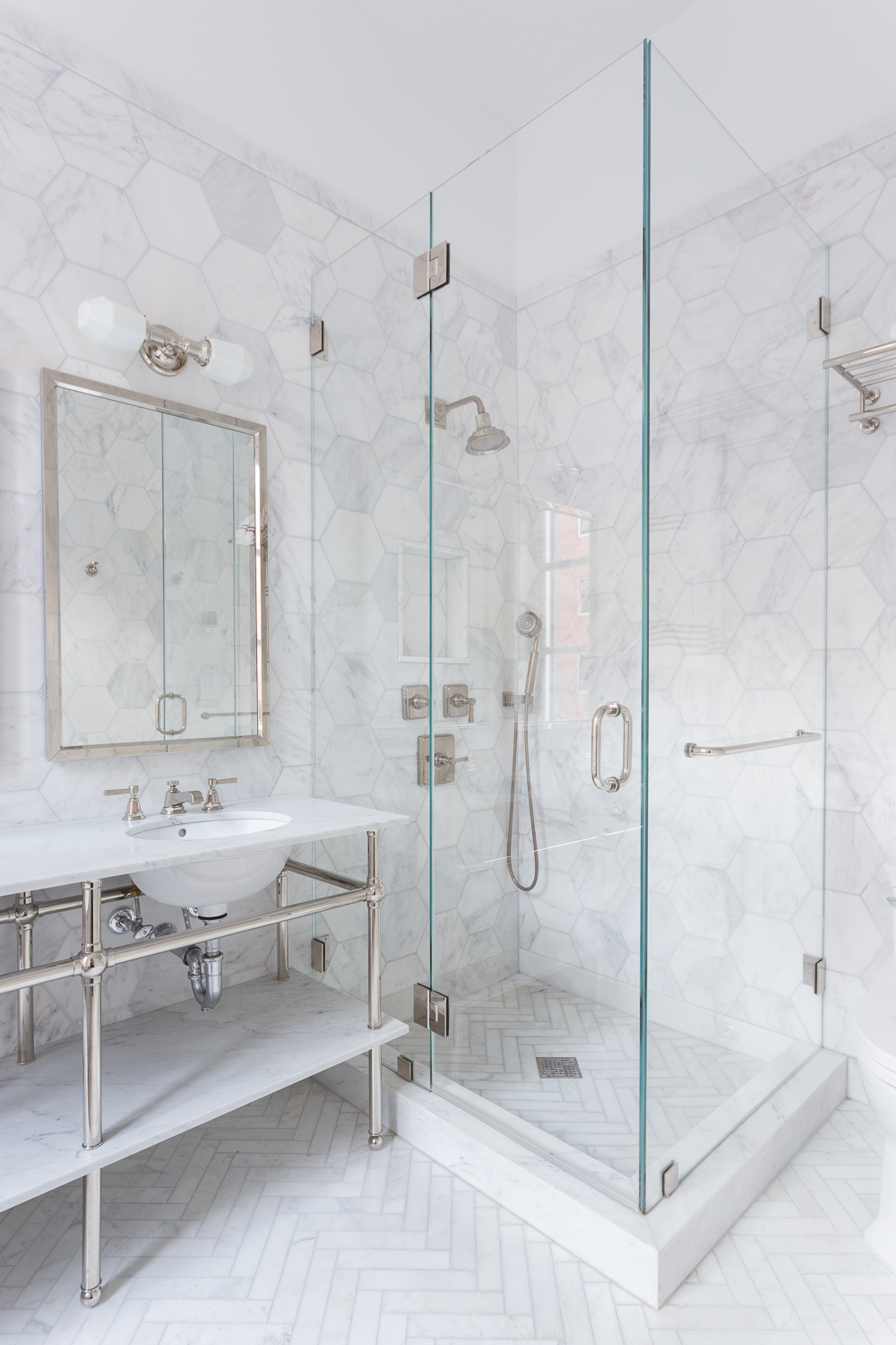 34 Stunning Marble Bathrooms with Silver Fixtures