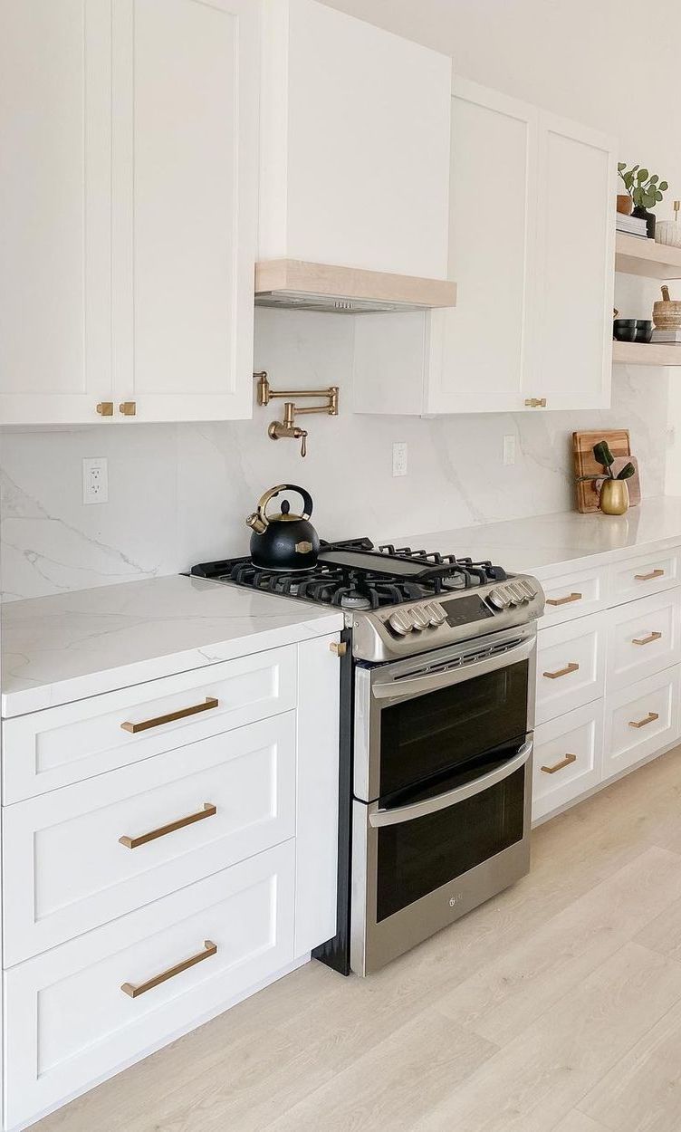 White and gold kitchens 