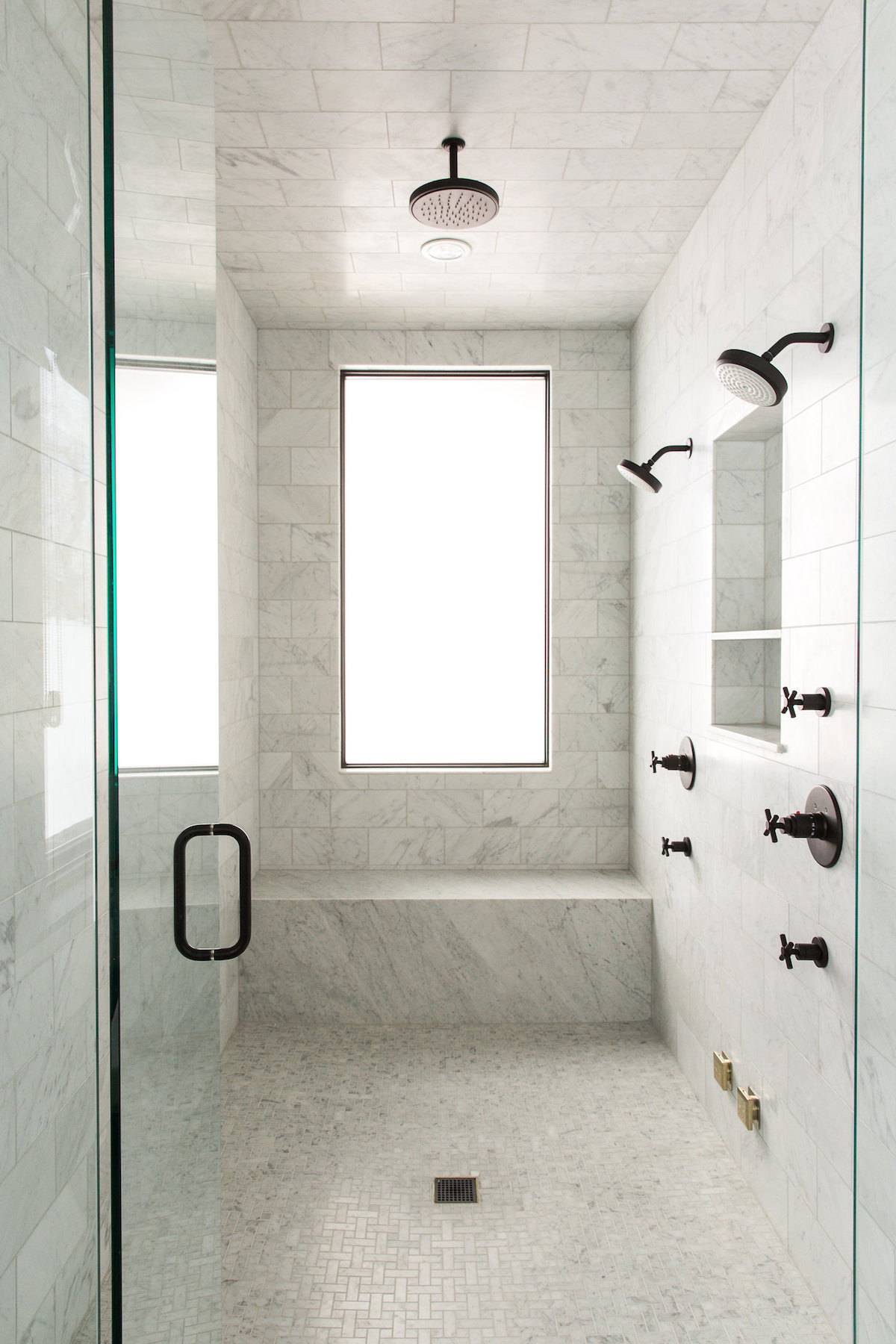 Black Finishes in Walk-in Marble Shower