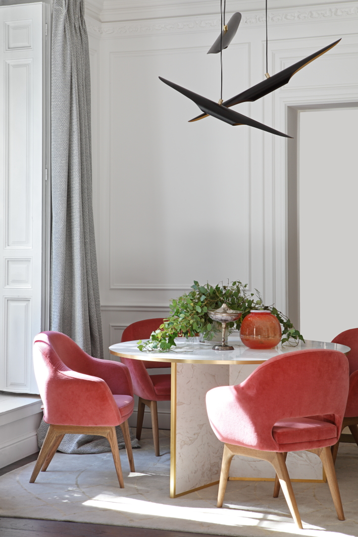 Dining room with pink velvet chairs and marble table, design by Beatriz Silveira