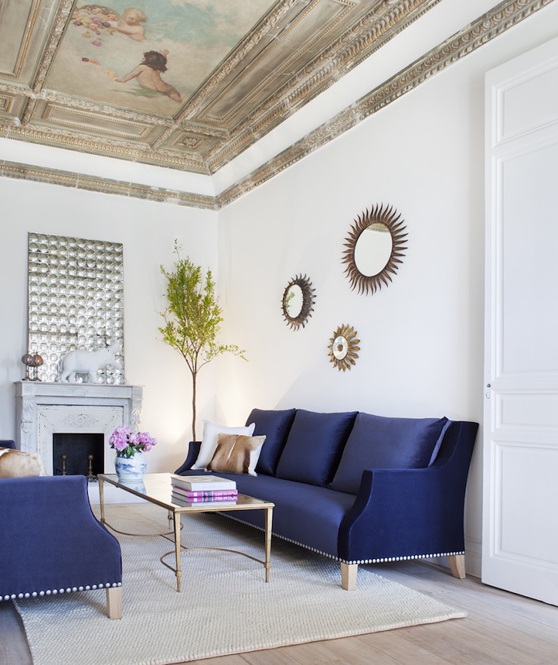 Rich blue sofa living room with painting ceiling, design by Beatriz Silveira