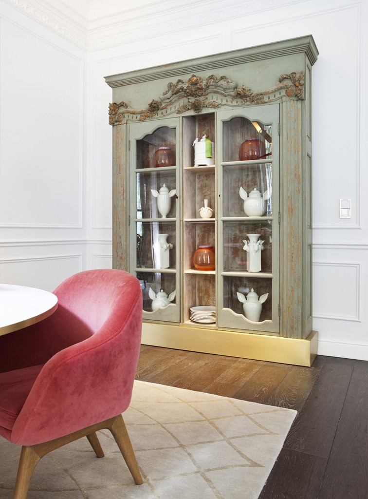 Vintage dining room cabinets and pink velvet chair, design by Kitchen with marble island, cactus and old painting, design by Beatriz Silveira