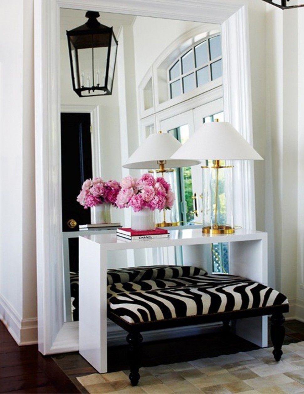 Zebra bench entryway with giant mirror