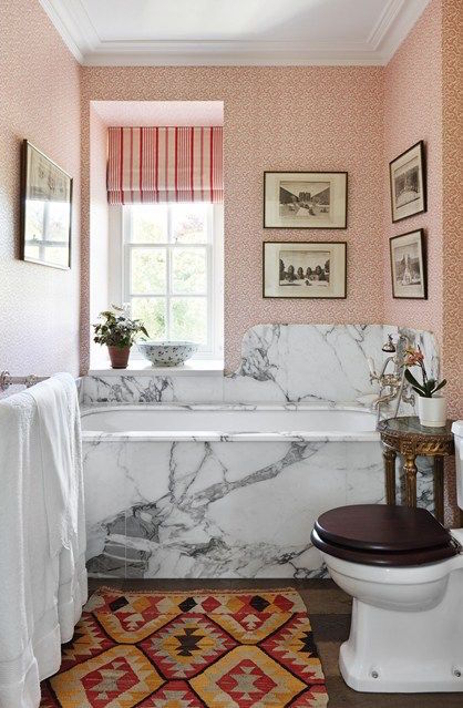 Bañera de mármol con papel pintado rosa