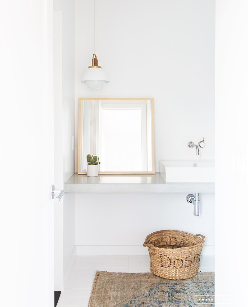 Minimalist Mid-Century Bathroom in white