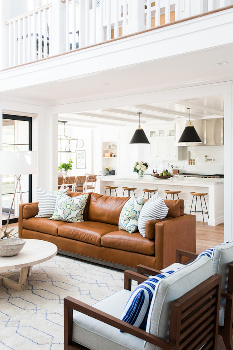 Featured image of post Dark Brown Leather Couch Living Room Decor : A faux sheepskin blanket, cream rug, and leafy houseplant all help to take the edge off the dark colors.