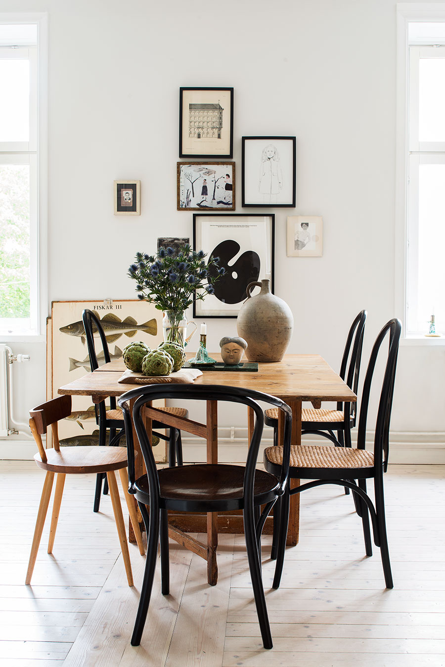 Black and brown Thonet chairs via Elle Decor SE