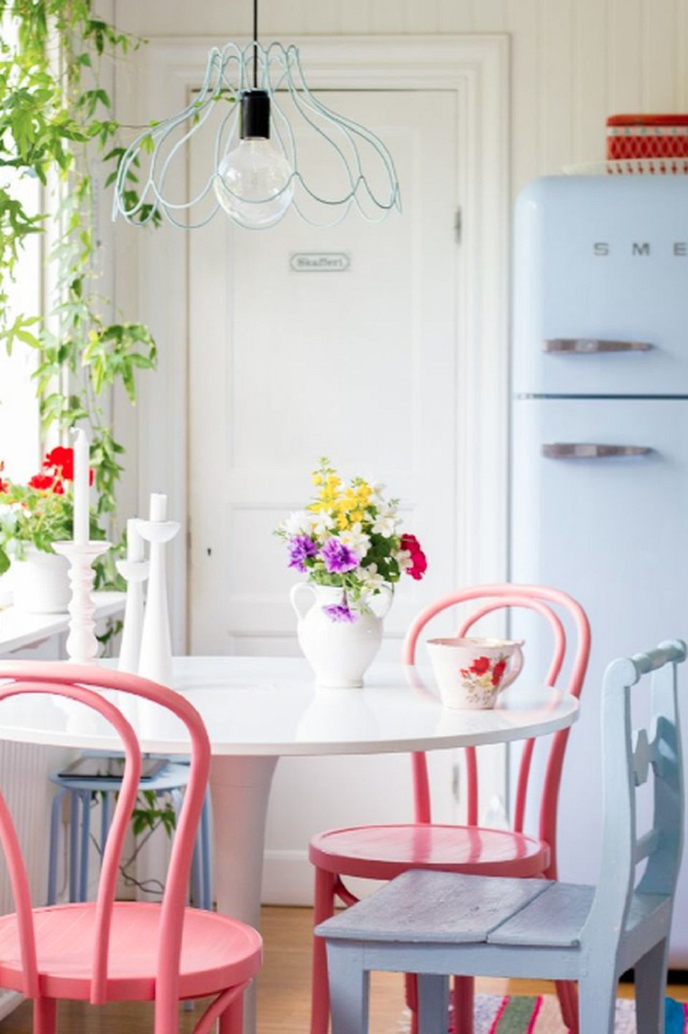 Pink and lavender bentwood chairs via Harlig Hemma