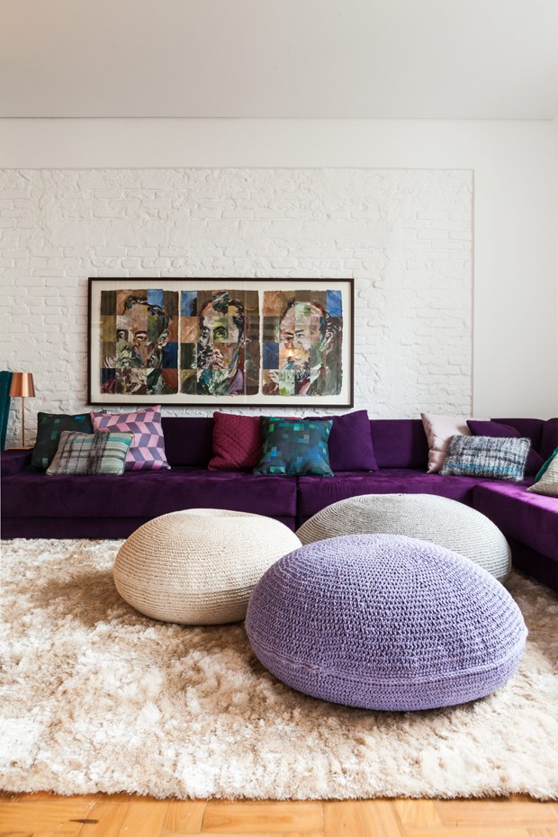 Purple velvet sofa via Editora Globo