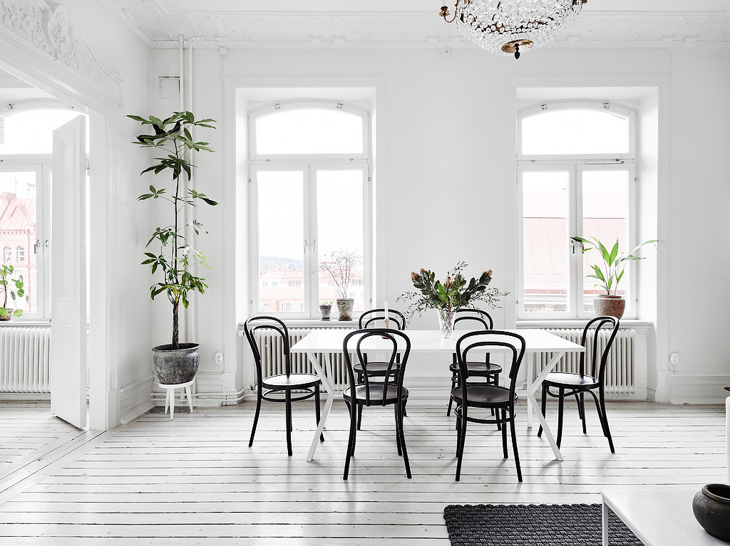 Scandinavian black bentwood chairs via entrancemakleri.se