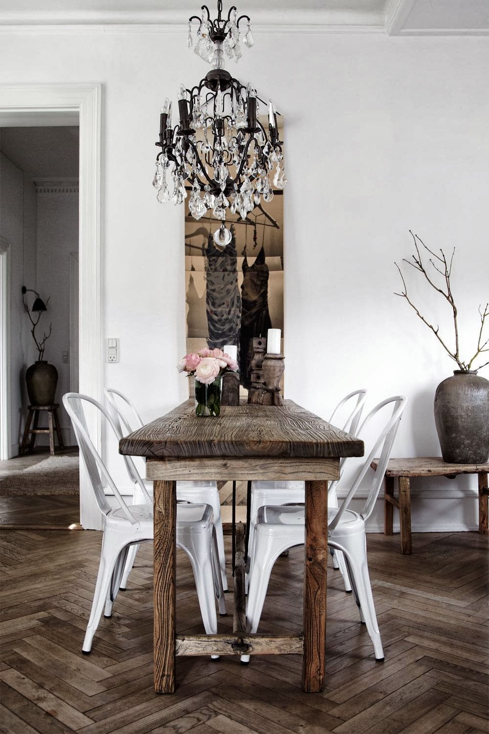 White folix chairs with wood dining table