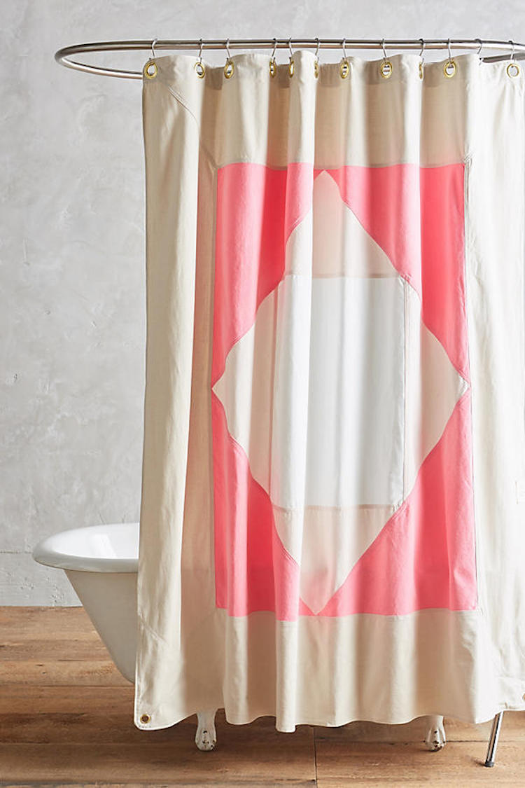 Cortina de baño rosa y neutral de Quiet Town