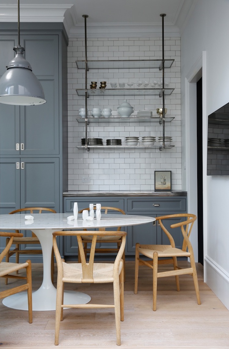 White tulip table with neutral wishbone dining chairs via Susan Greenleaf