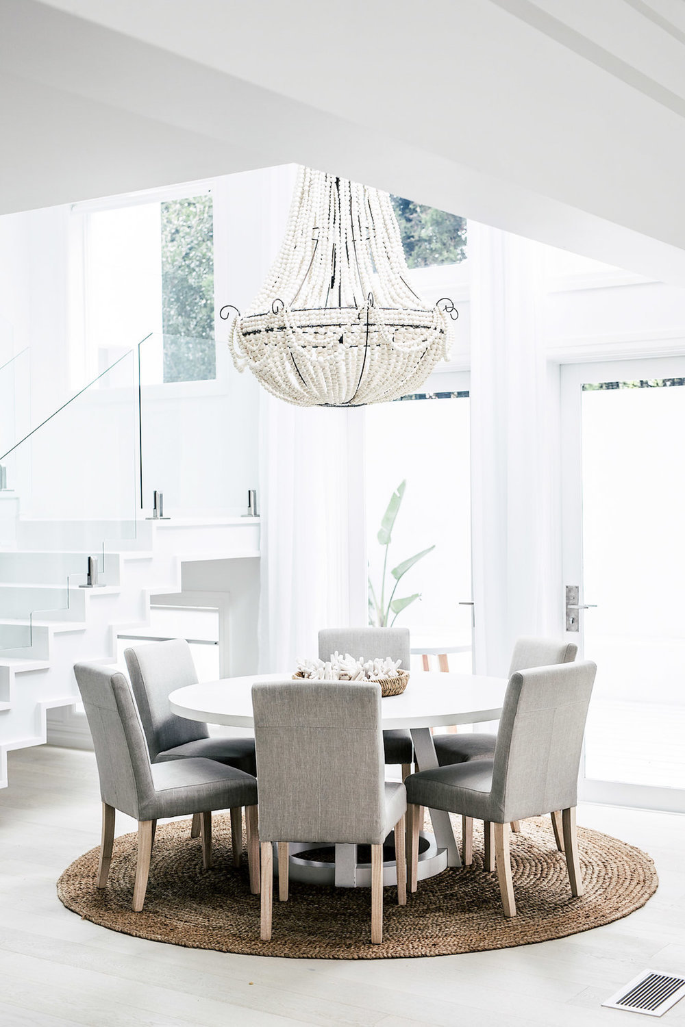 Dining room in grey and white