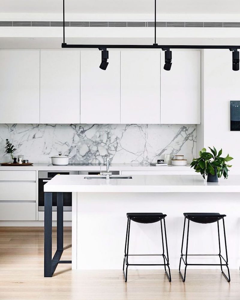 14 White Marble Kitchen Backsplash Ideas You Ll Love   Black And White Kitchen With White Marble Backsplash Via Cortese Architects 