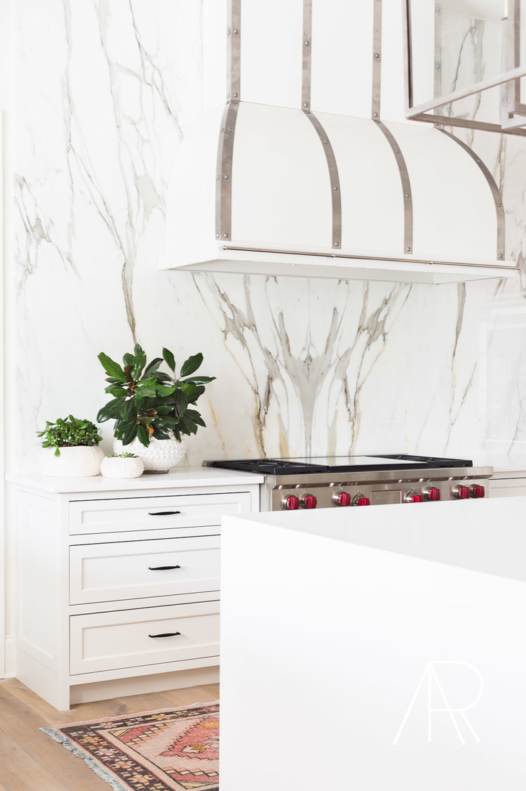 White marble kitchen backsplash with hood via Alyssa Rosenheck