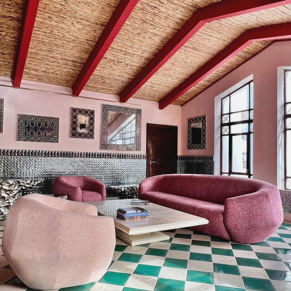Pink sofa styling pierre.yovanovitch
