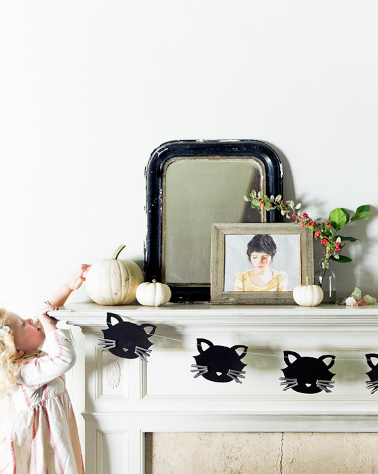 DIY Halloween Decorations: Black Cat Garland Banner