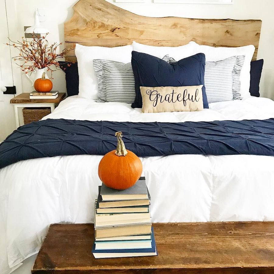 Thanksgiving Bedroom Decor via @thedahlfarmhouse #ThanksgivingHomeDecor