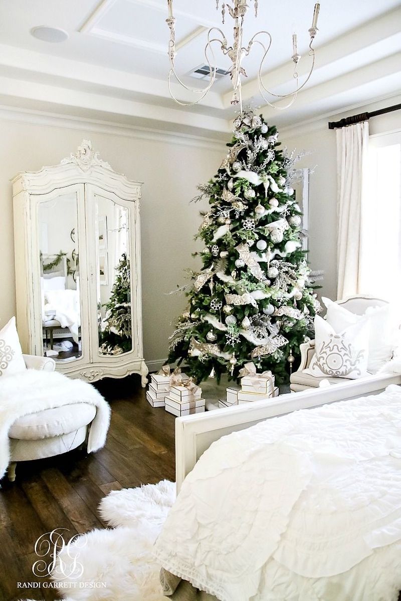 Christmas Tree Bedroom Decor via randigarrettdesign