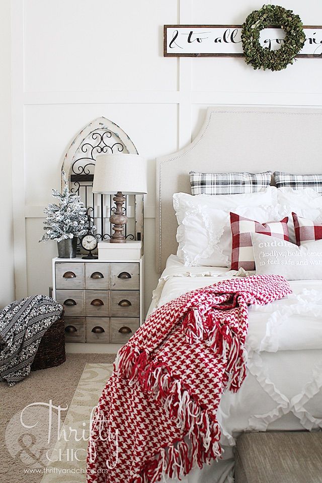 25 Christmas Bedroom Decor Ideas for a Cozy Holiday Bedroom!