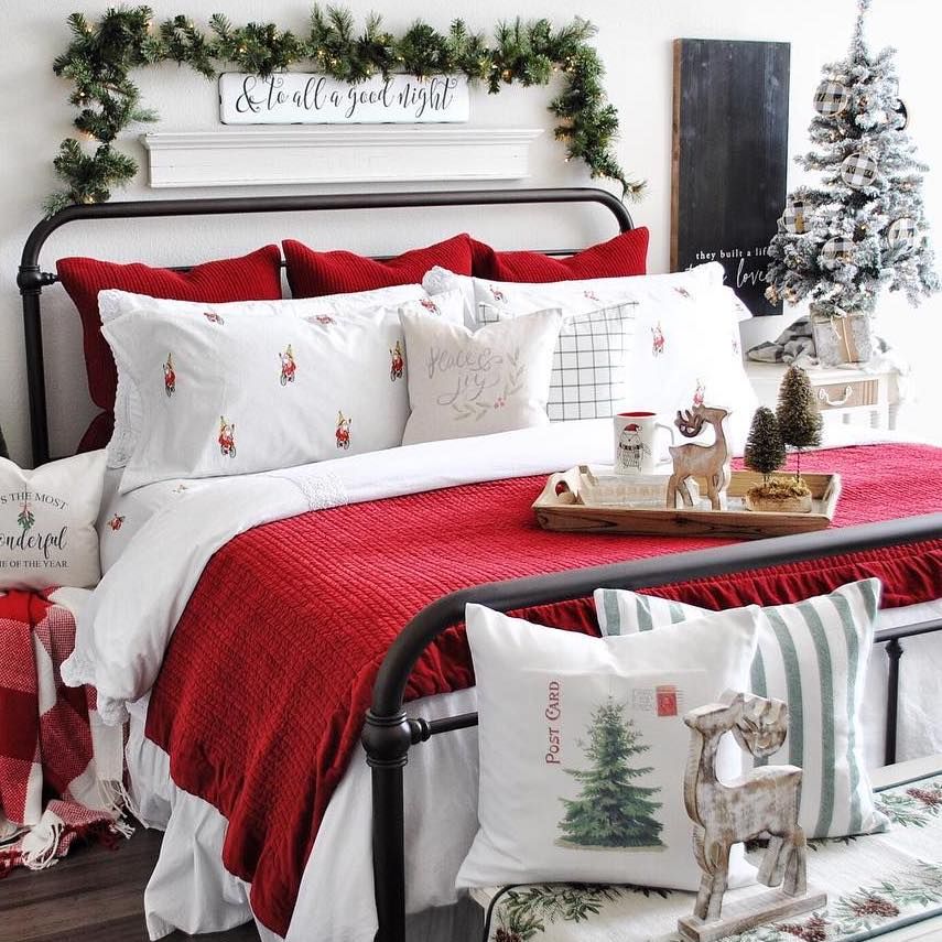 25 Christmas Bedroom Decor Ideas for a Cozy Holiday Bedroom! - Cozy Christmas BeDroom Decor Via @faithanDchloeDesigns