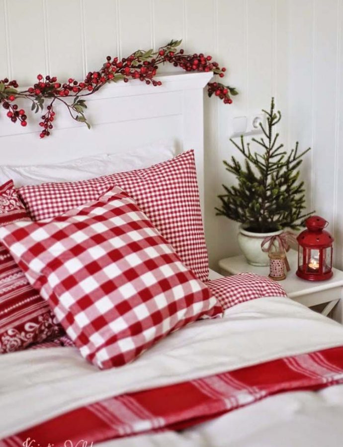 25 Christmas Bedroom Decor Ideas for a Cozy Holiday Bedroom!