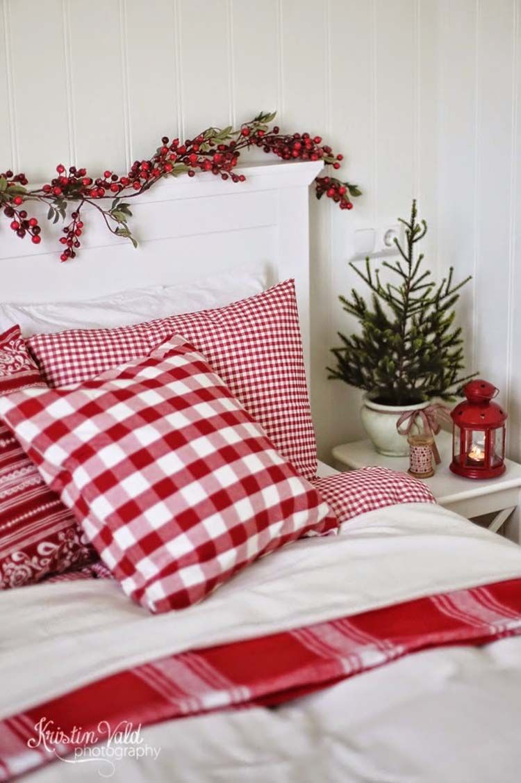 Cozy Christmas Bedroom with Holly Decorations via @kristinvald_photography