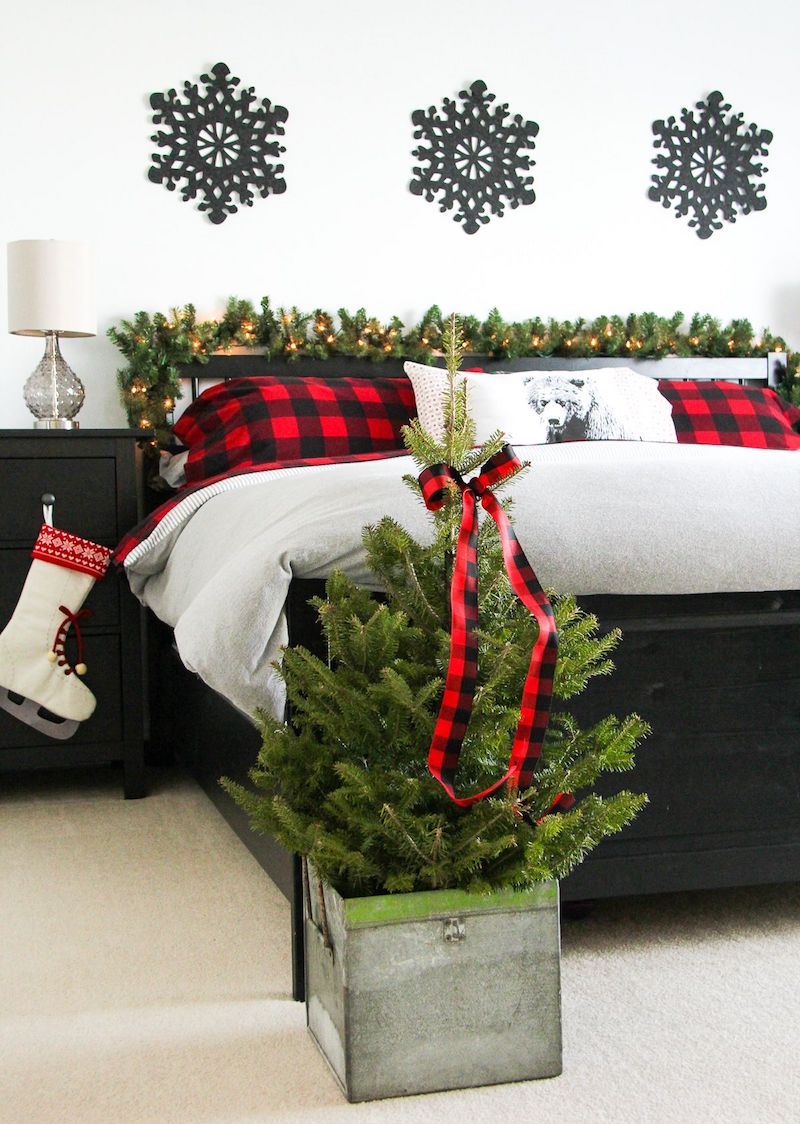 Red and Black Christmas Bedroom Decor via aprettylifeinthesuburbs