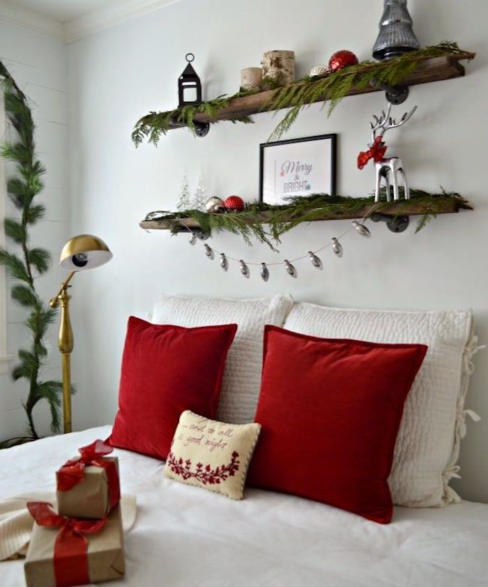 Red and Green Christmas Bedroom Decor via chatfieldcourt