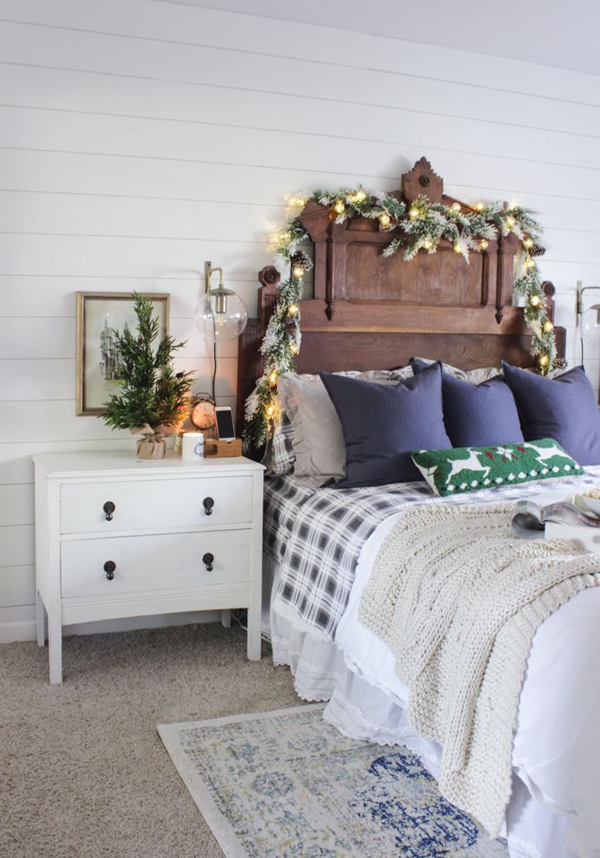 Rustic Country Christmas Bedroom Decor via shadesofblueinteriors