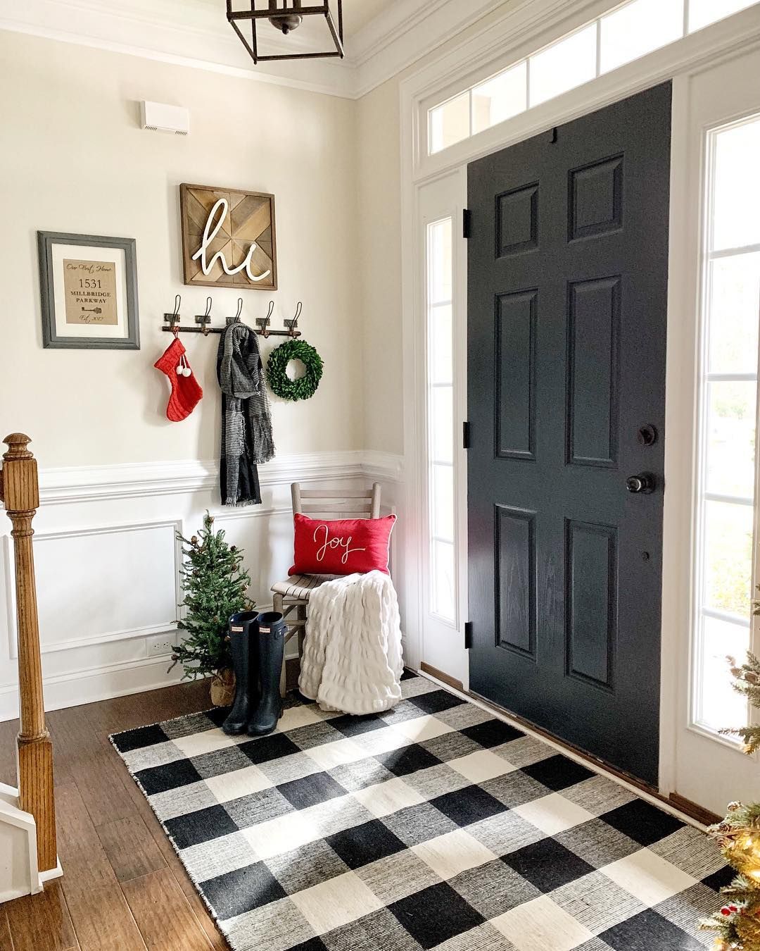 Black and White Buffalo Check Plaid Rug Christmas Entryway via @decoratingaddict #ChristmasDecor #ChristmasHome
