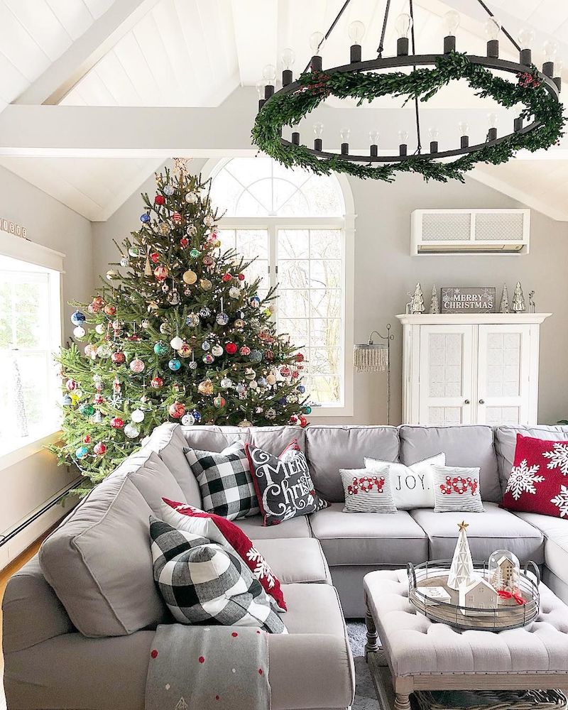 19 Festive Christmas Living Room Decor Ideas   Cheery Christmas Living Room Via @the Seasoned Home 