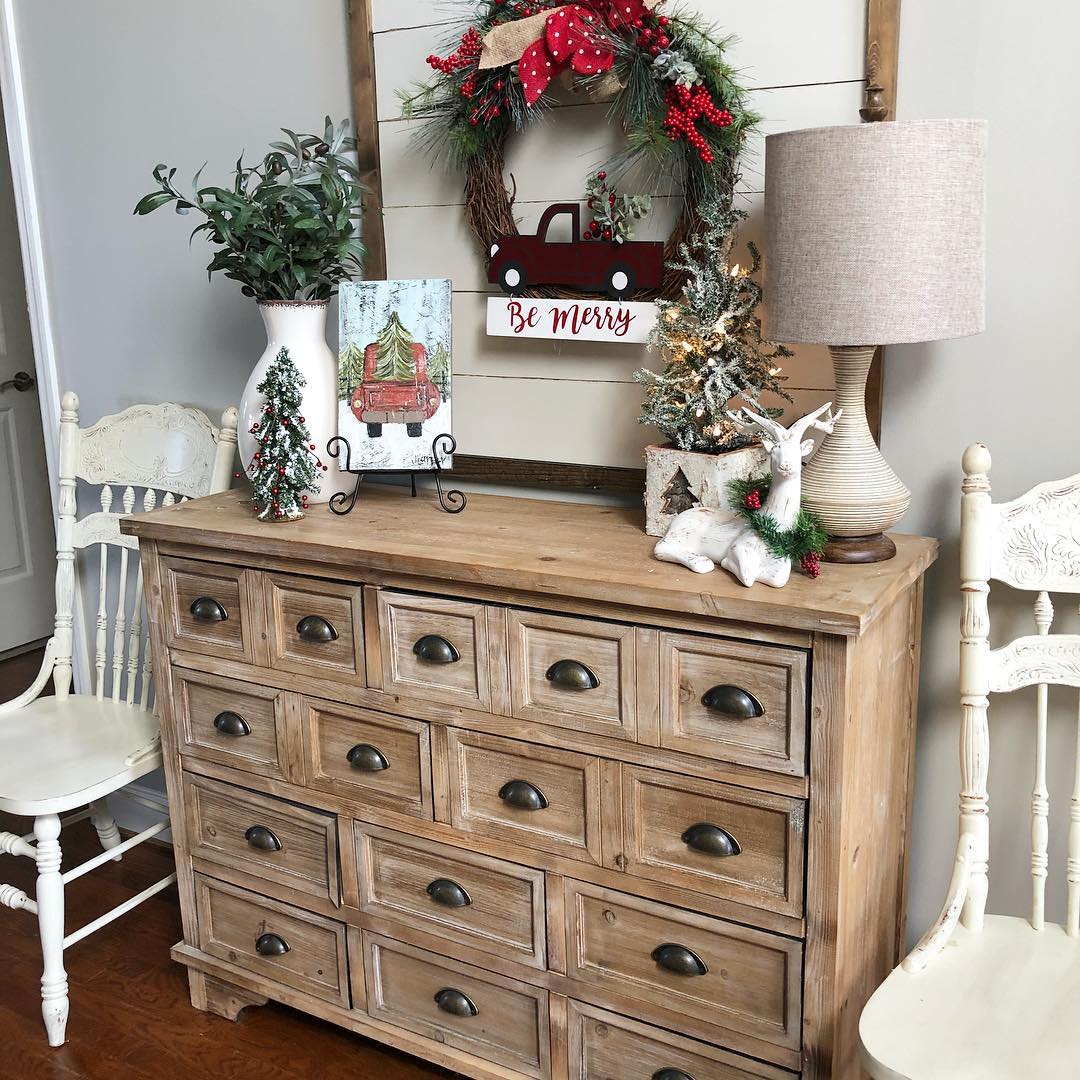 Christmas Entryway with Wooden Console Chest via @wilshire_collections #ChristmasDecor #ChristmasHome