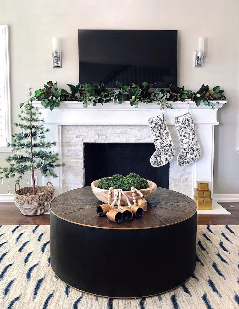 Christmas Mantel with TV via @theheartandhaven