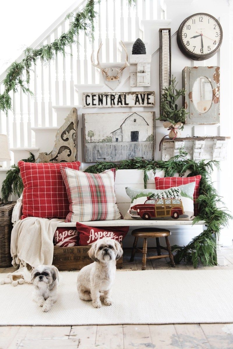 Christmas Plaid Pillow Entryway via lizmarieblog #ChristmasDecor #ChristmasHome