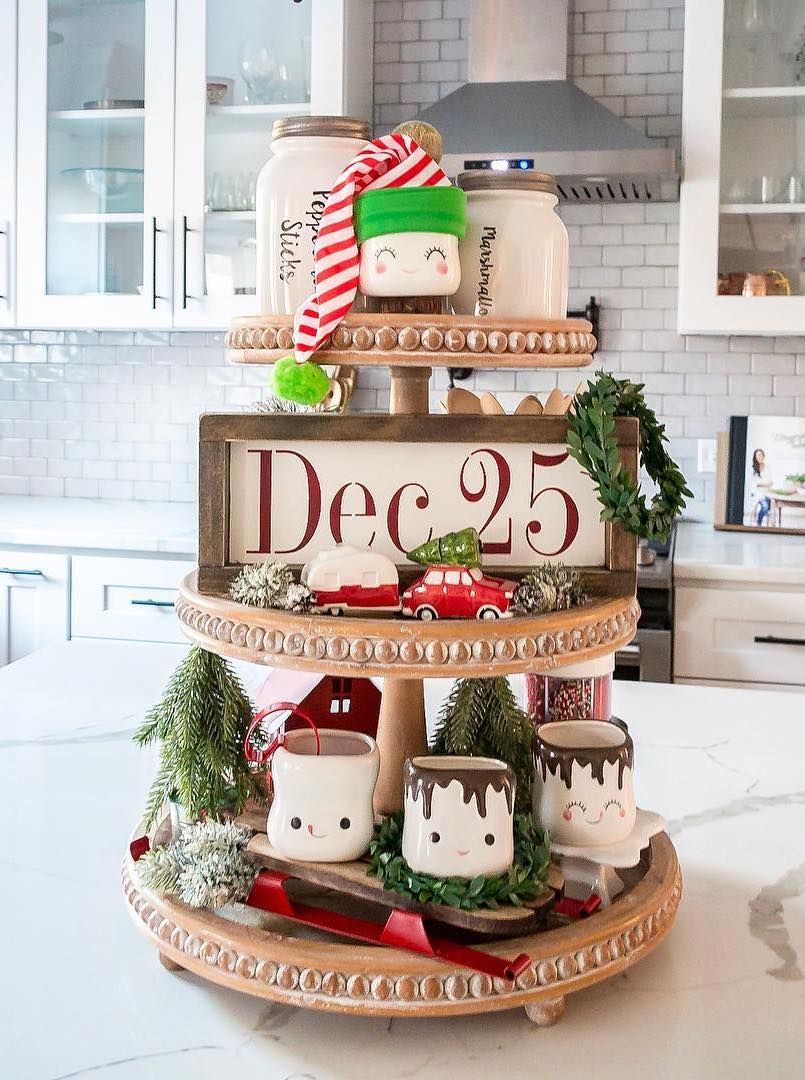 Weihnachtliches Tiered Stand Decor via @myrusticretreat