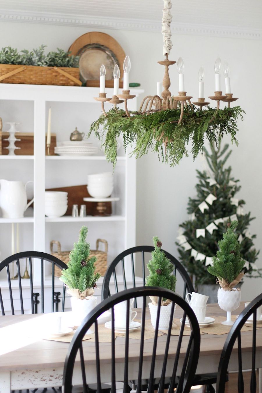 Evergreen dining room centerpiece via sincerelymariedesigns #ChristmasDecor #ChristmasDiningRoom