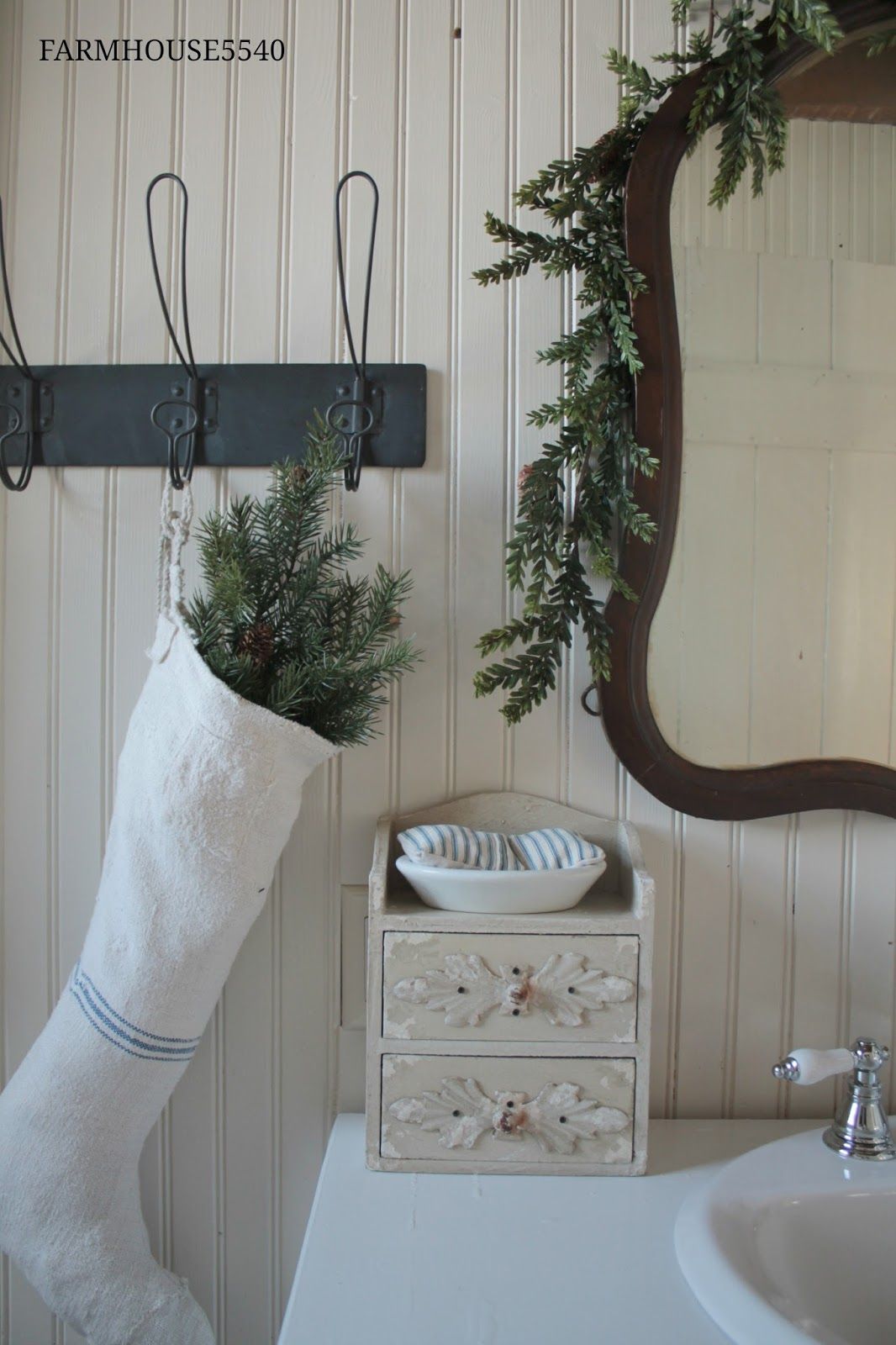 Farmhouse Christmas Bathroom via farmhouse5540 #ChristmasDecor #ChristmasBathroom