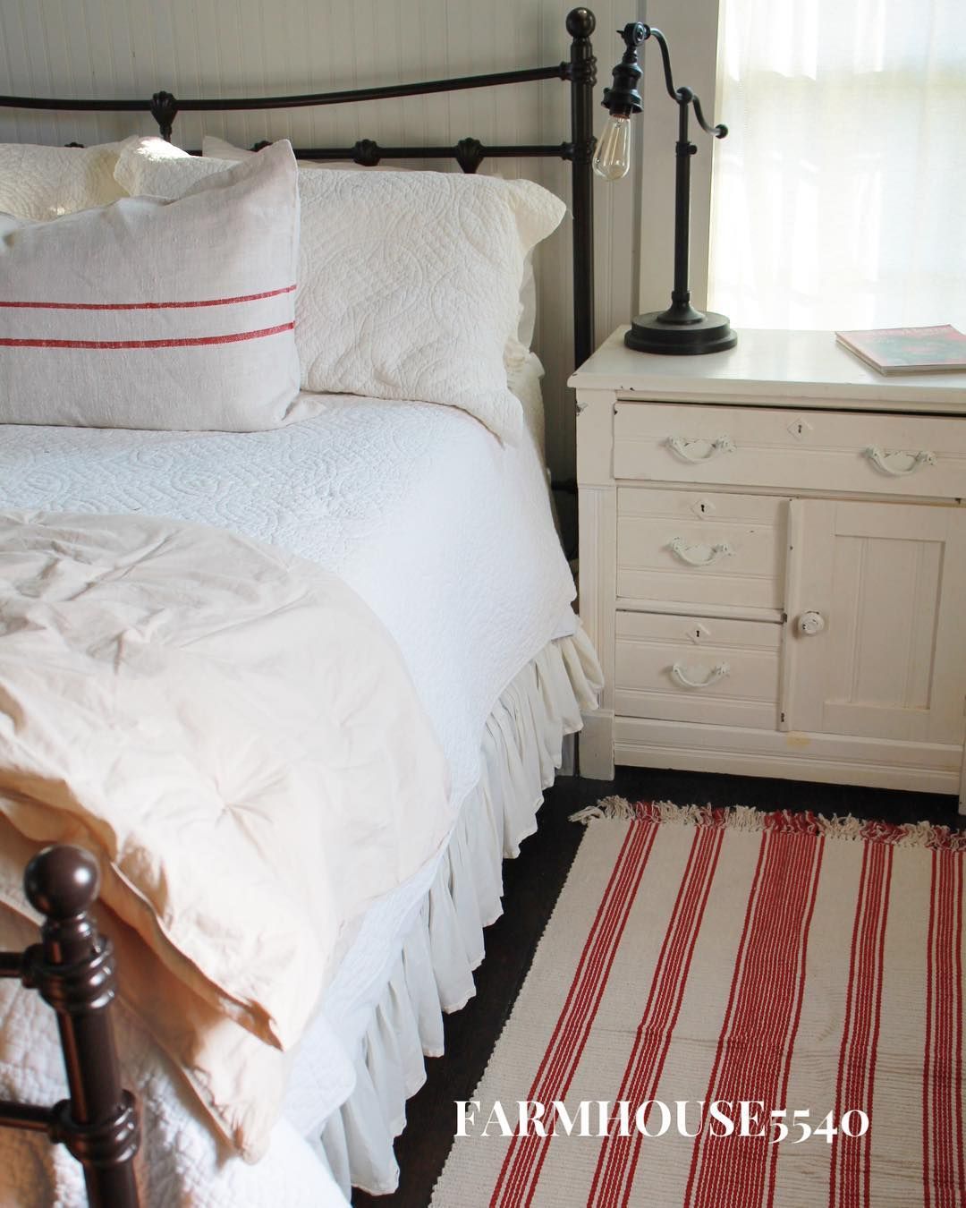 Farmhouse Christmas Bedroom with Red Textiles via @farmhouse5540